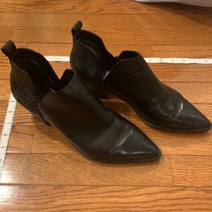 Awesome, chique - cut low black ankle booties with snack skin design detail